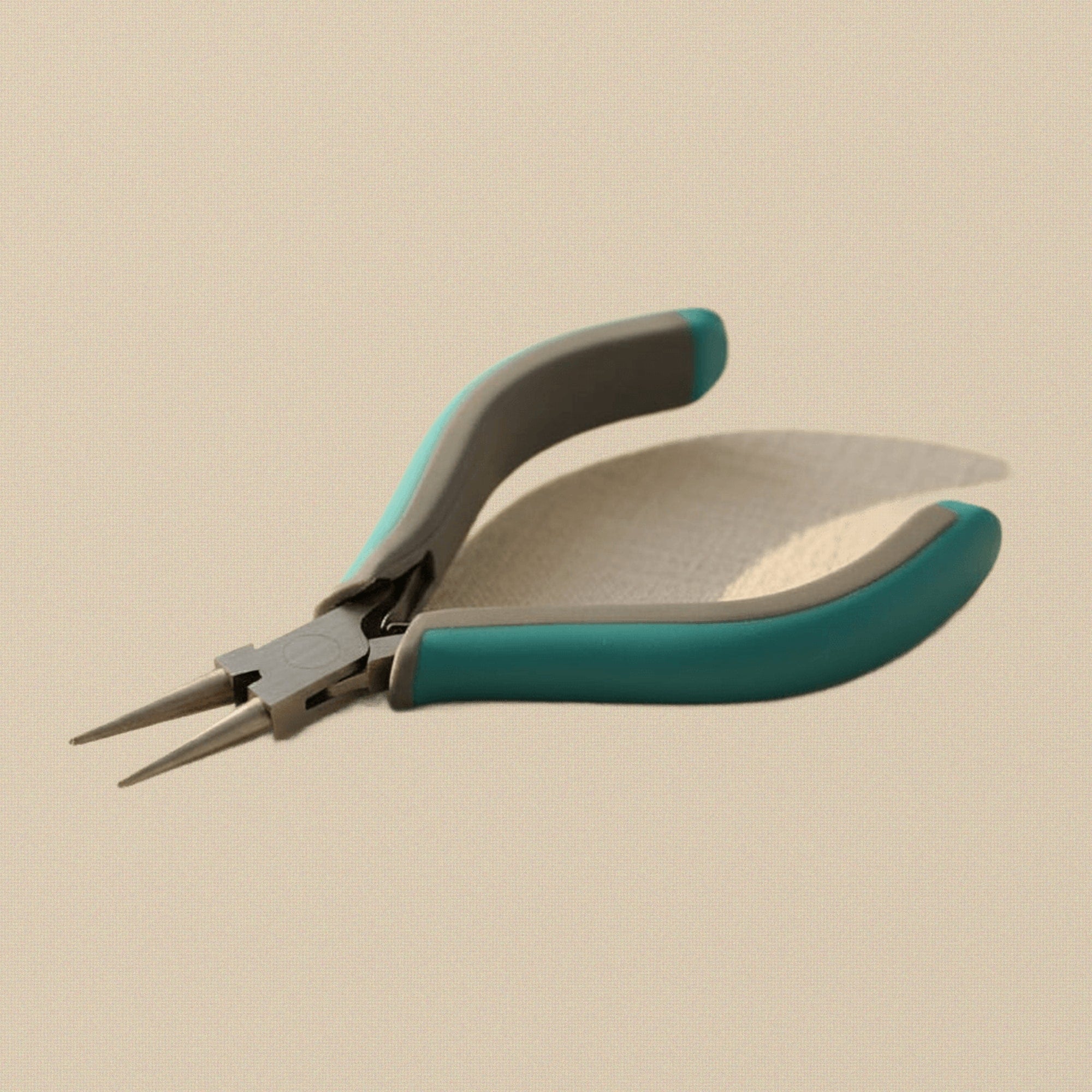 Round Nose Pliers, 4.75 Inch, Stainless Steel, Slim Ergonomic Two Toned Grips, Phthalate Free, Jewellers Hobby Tool | Jewellery Making Tools | Toolsmith Ltd UK