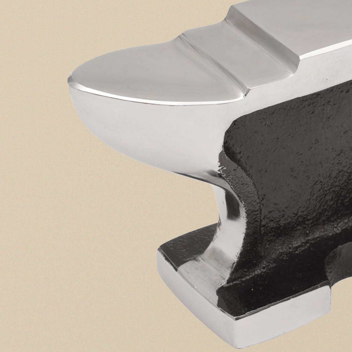 Flat horn bench anvil, close-up of the polished flat horn, the step down to the face and the black cast body