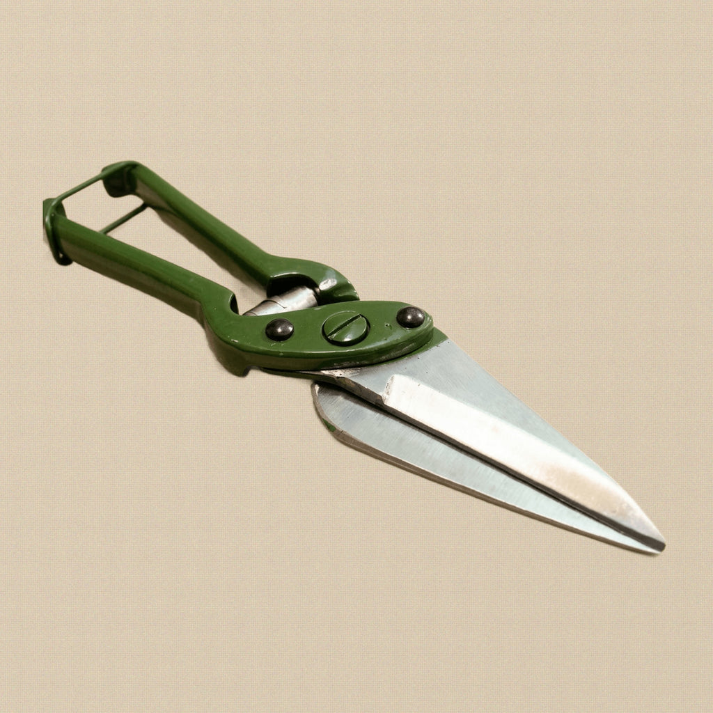 Professional Sheep Hoof Trimming Scissors, Green Steel Serrated Blades, Veterinary Foot Rot Shears for Livestock Care | Farrier & Veterinary Tools | Toolsmith Ltd UK