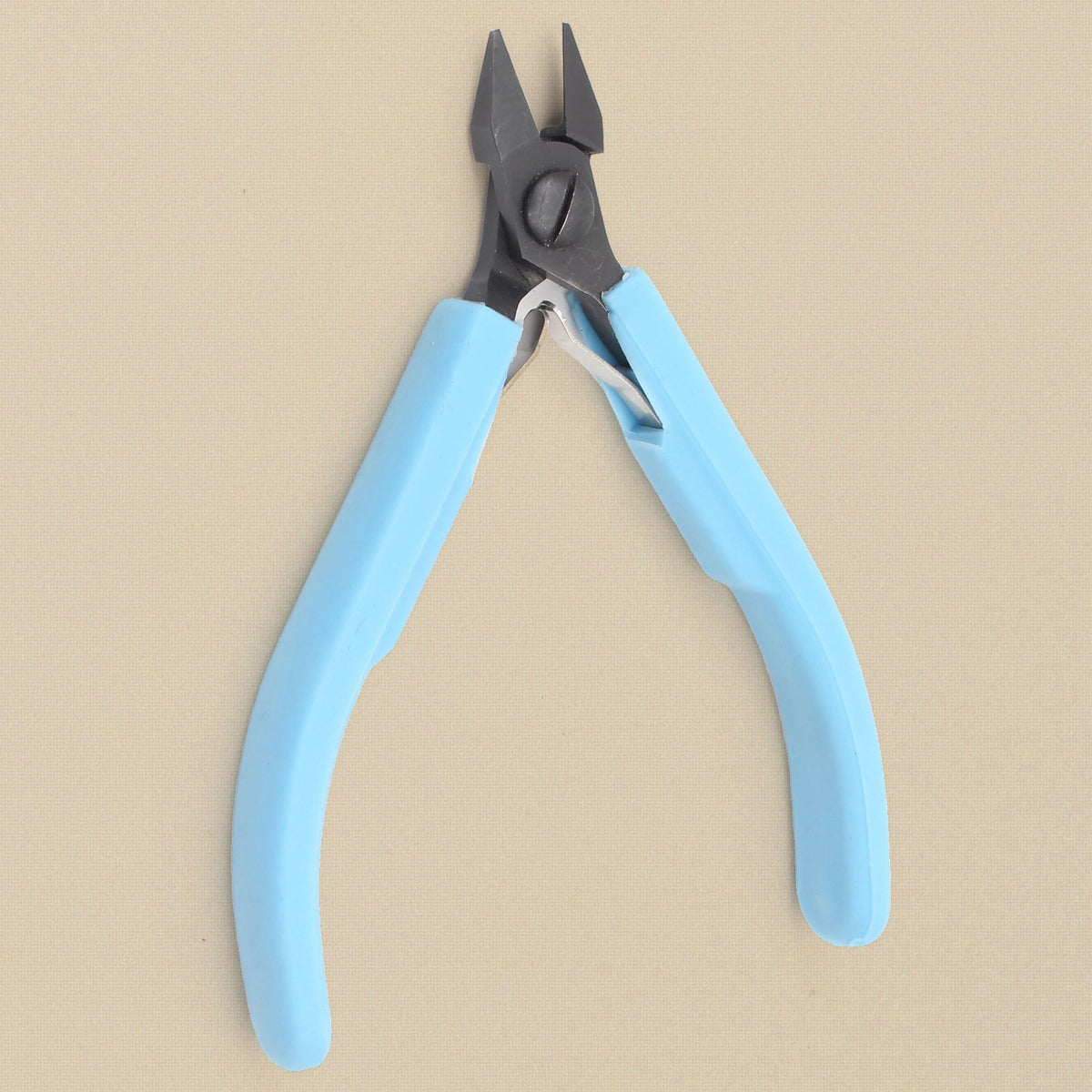 Economy flush cutter pliers standing, jaws upward