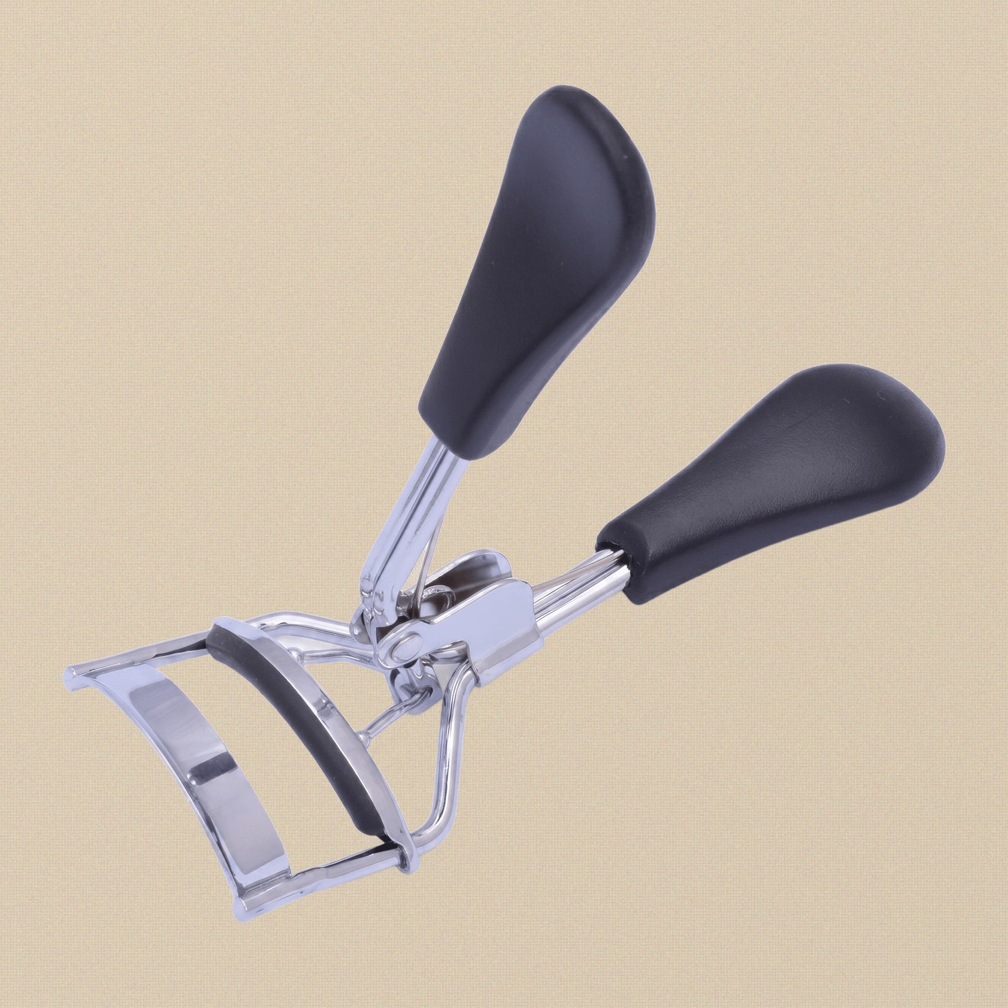 Close-up of the curved curling cage and silicone pad on the eyelash curler.