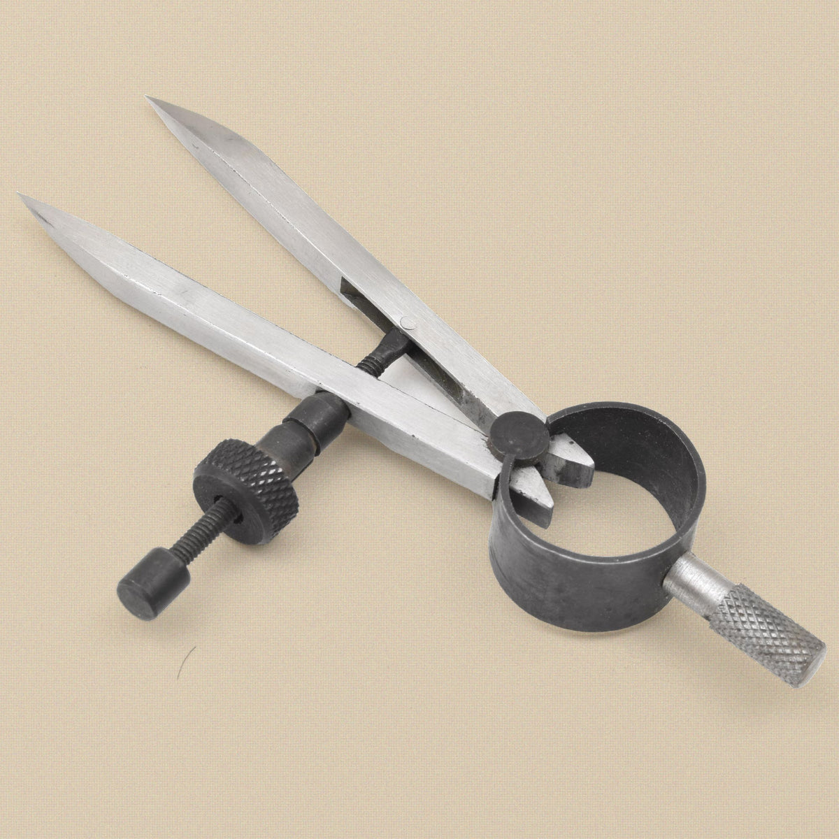 Mini dividers lying flat, showing the thumbscrew adjuster