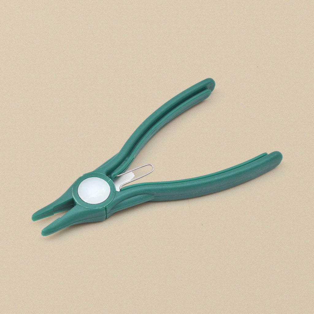 Green nylon plastic flat nose pliers, 146 mm